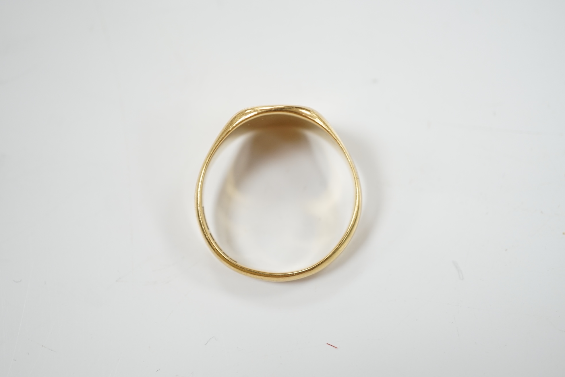 A modern 18ct gold signet ring, size W, 7.5 grams. Condition - fair